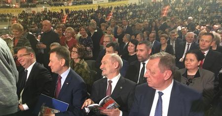 Owacja dla Macierewicza i Szyszki. Ojciec Rydzyk pokazał swoją moc