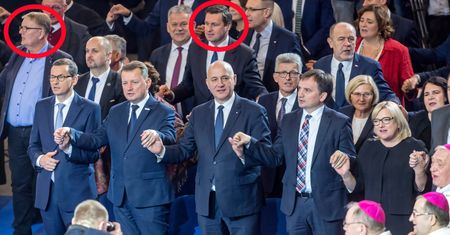 Tak PiS wybacza kontrowersyjnym politykom. U Rydzyka byli już w trzecim rzędzie