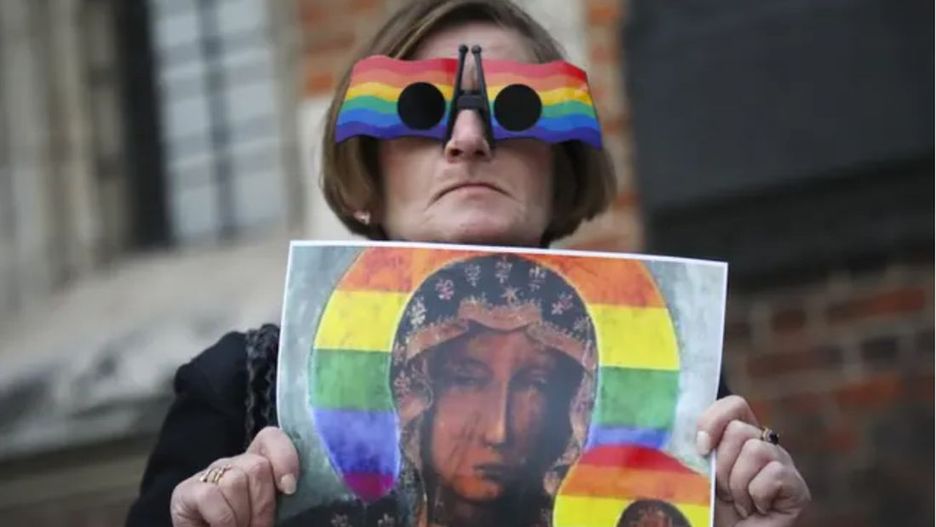 Protest w obronie Elżbiety Podleśnej, autorki plakatu Matki Boskiej Częstochowskiej z tęczą.