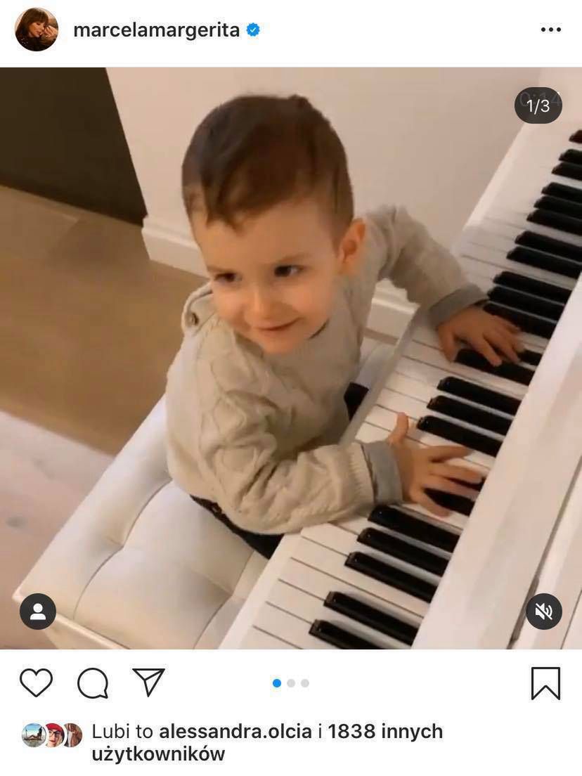 Fryderyk Koterski gra na pianinie