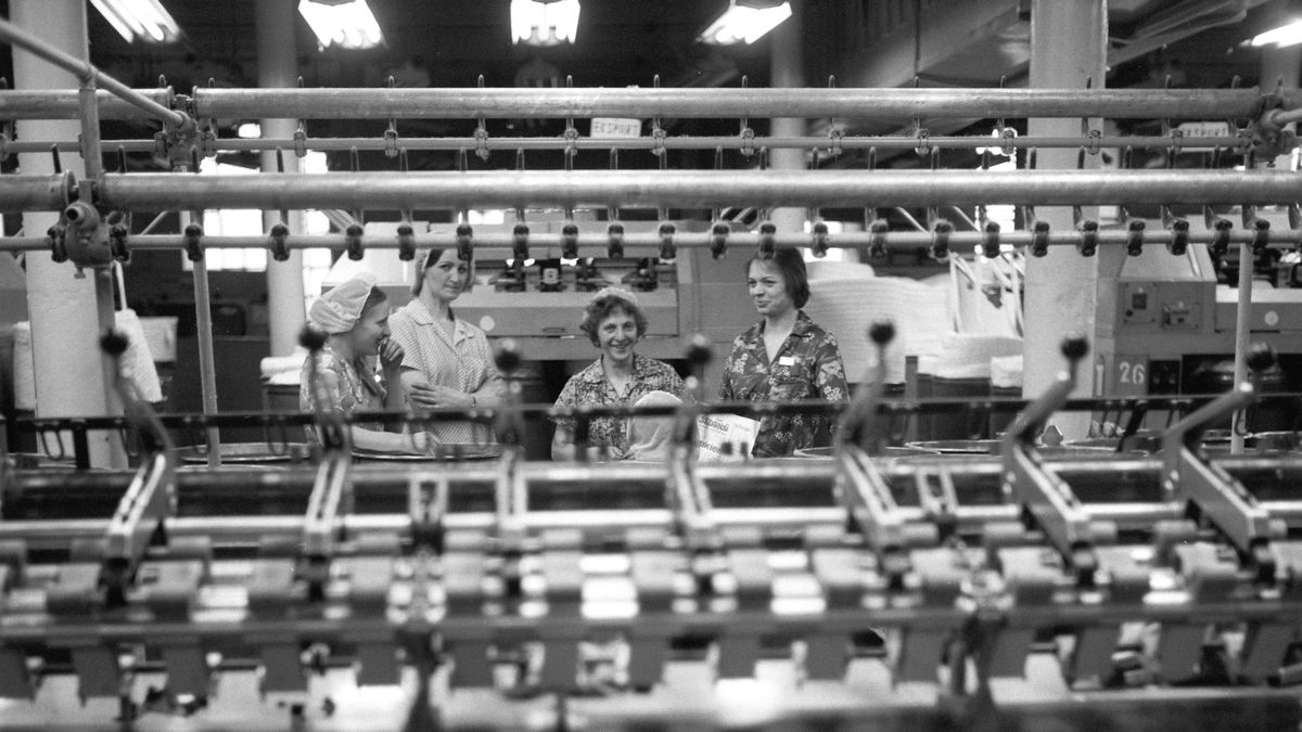 Łódzkie włókniarki w Zakładach Przemysłu Bawełnianego im. Juliana Marchlewskiego. Zakładu od lat nie ma. Na jego miejscu znajduje się centrum handlowe Manufaktura