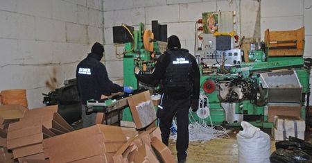 Dzięki CBŚP zlikwidowano nielegalną fabrykę papierosów w Irlandii. Mogła należeć do Polaków