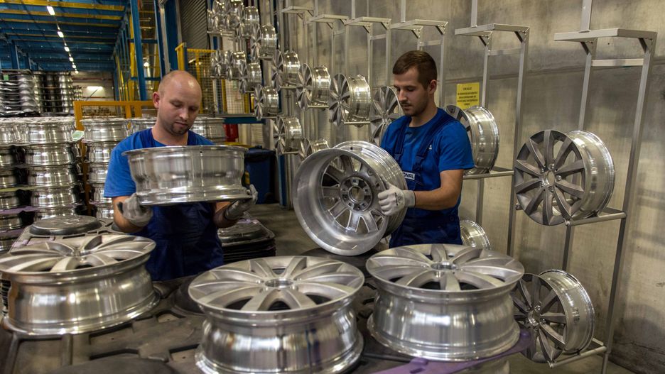 Polerowanie felg aluminiowych możemy zlecić specjalistycznemu serwisowi