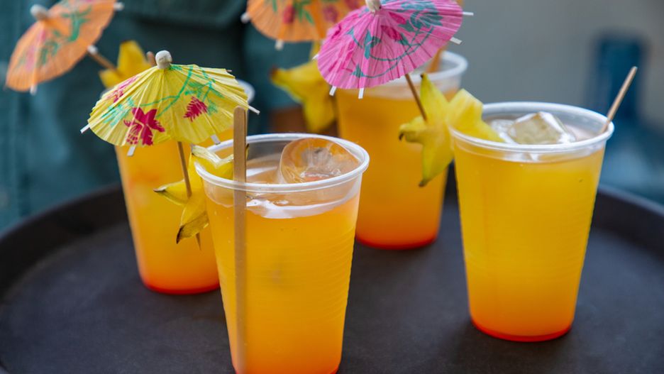 Liczba śmiertelnych ofiar feralnego alkoholu stale rośnie