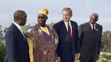Thabo Mbeki (RPA), Olusegun Obasanjo (Nigeria), George W. Bush (USA, Abdoulaye Wade (Senegal) - prezydenci w Evian