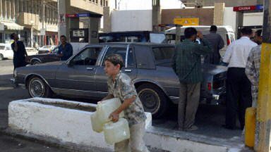 Iracki chłopiec kupił ropę na stacji, aby odsprzedać ją drożej na ulicach Bagdadu