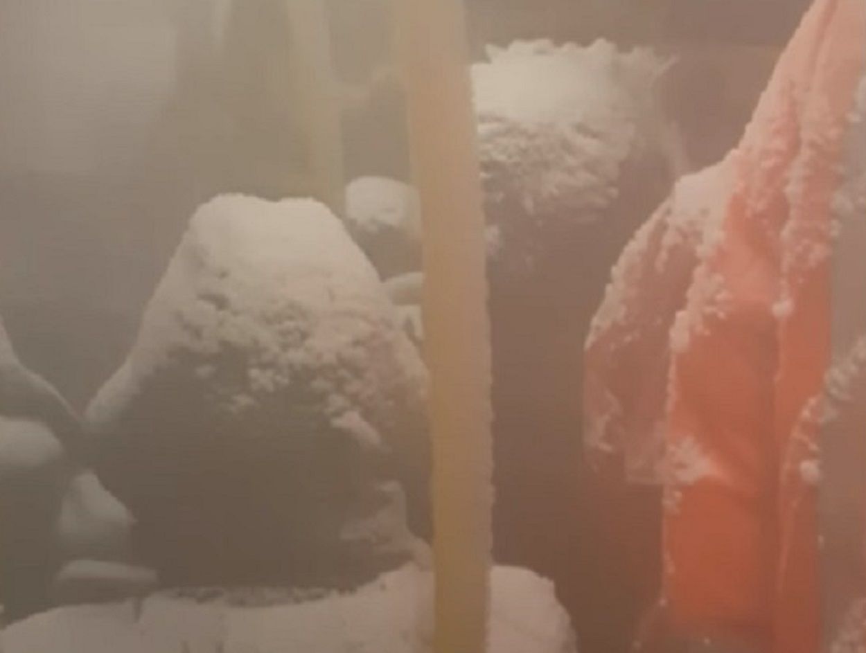 Rosja. Śnieg zasypał ludzi w środku autobusu
