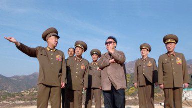 Kim Dzong Il podczas wizyty na kaczej fermie, wybudowanej niedawno przez koreańskie wojsko