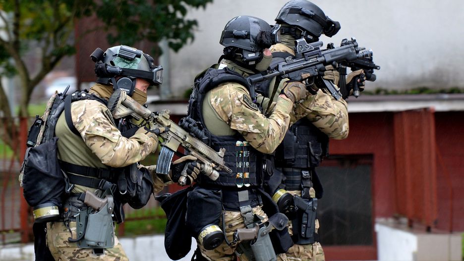 Antyterroryści wyciągnęli mężczyznę z Jastrowia przez otwór w dachu