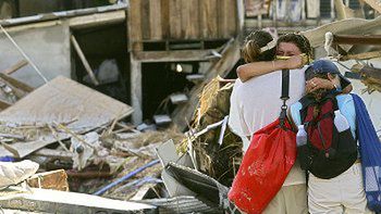 Zagraniczni turyści przed zniszczonym hotelem