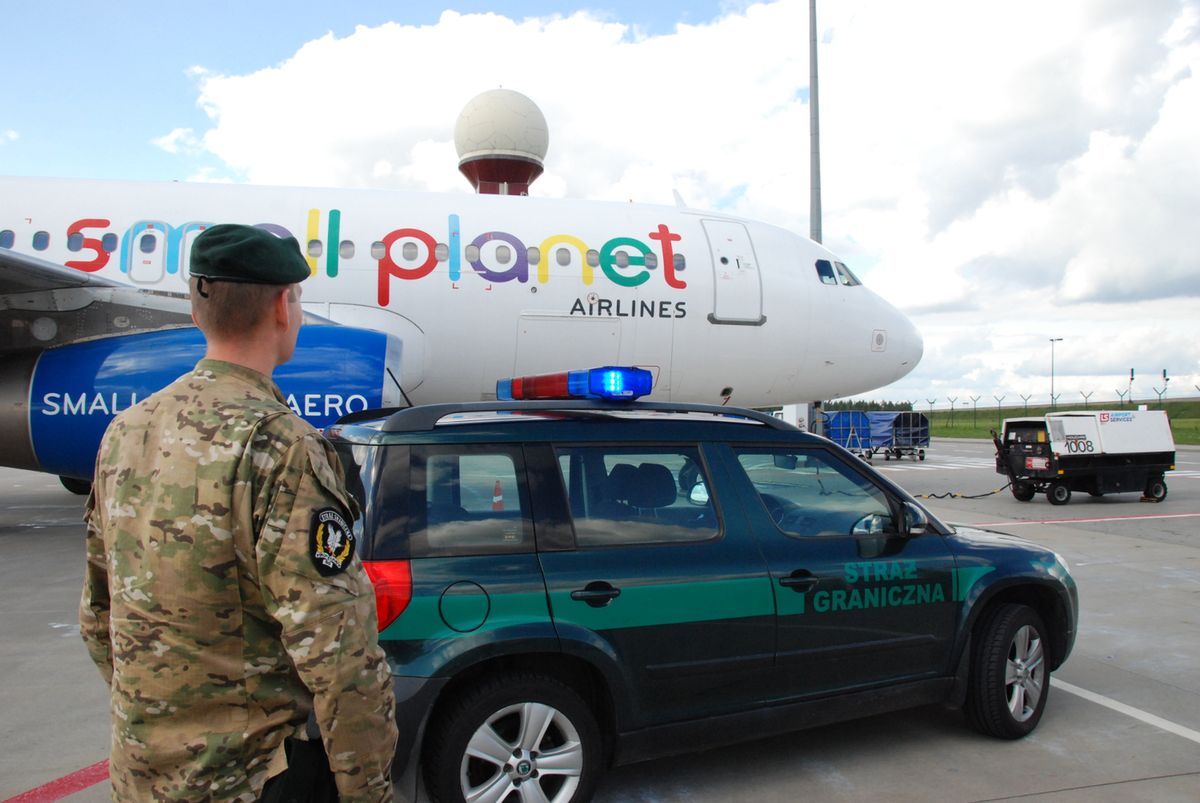 Polski turysta w kajdankach po burdzie w samolocie. Wracał z Egiptu