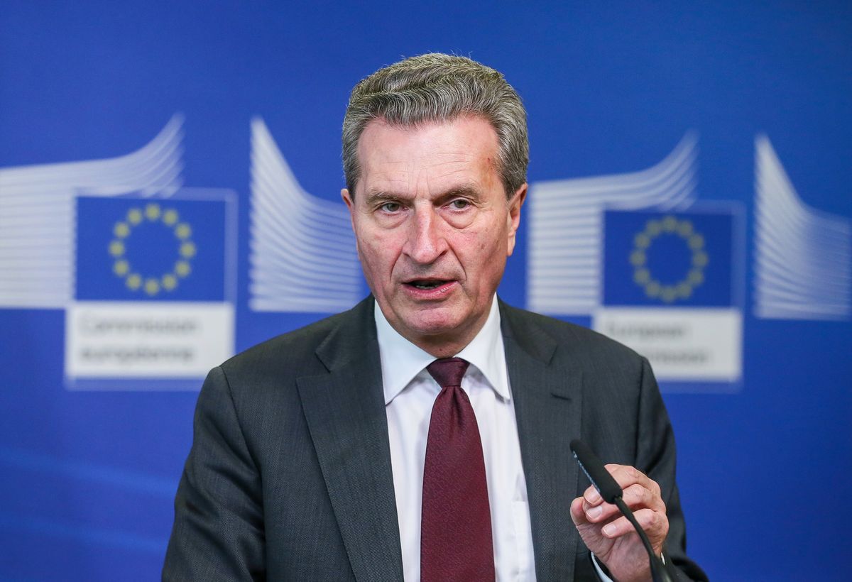 Komisarz UE Guenther Oettinger pesymistycznie o Polsce. "Martwimy się"
