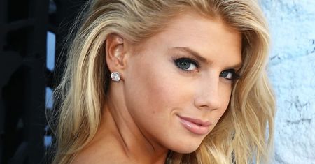 Charlotte McKinney w kreacji, która skutecznie działa na męską wyobraźnię