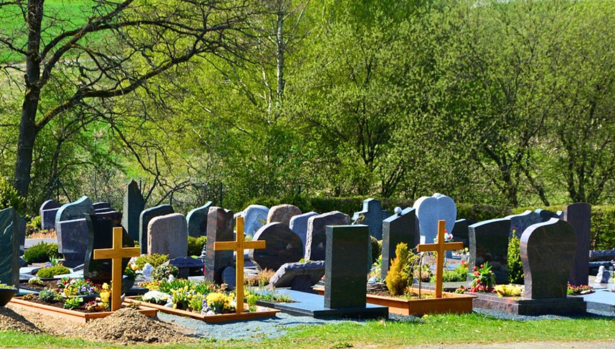 Podwyżki cen nie ominęły również cmentarzy. Za miejsce w grobie 10 proc. drożej
