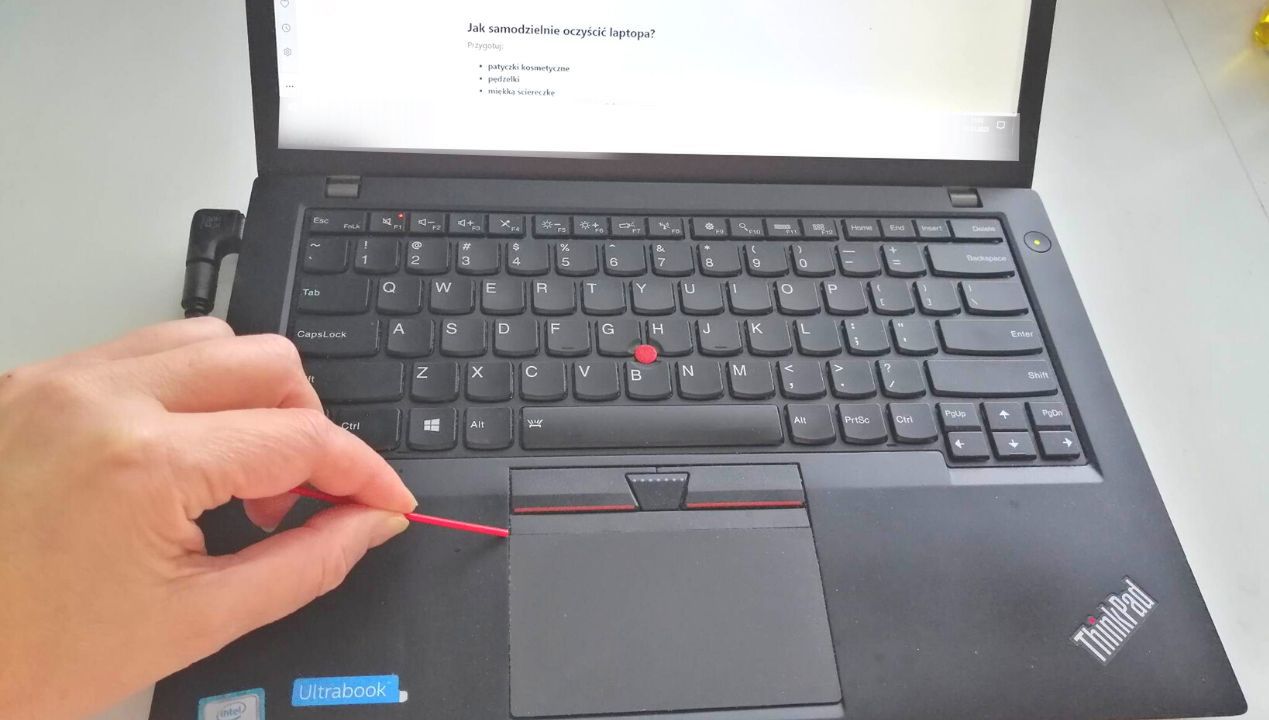 Od kiedy znam ten trik, czyszczenie klawiatury laptopa z kurzu to dla mnie błahostka!