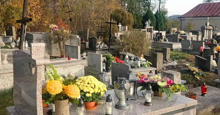 Przeczytaj, zanim wybierzesz się na groby 1 listopada. Nie wszyscy wiedzą, jak się zachować