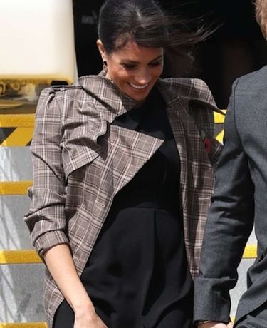 Ciążowy brzuszek Meghan Markle w czarnej sukience