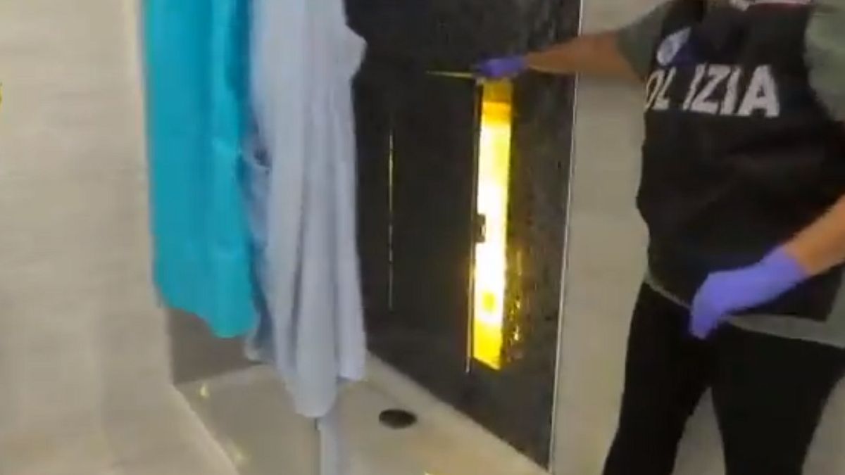 Policja z Sardynii pokazała sprytną kryjówkę przestępcy.