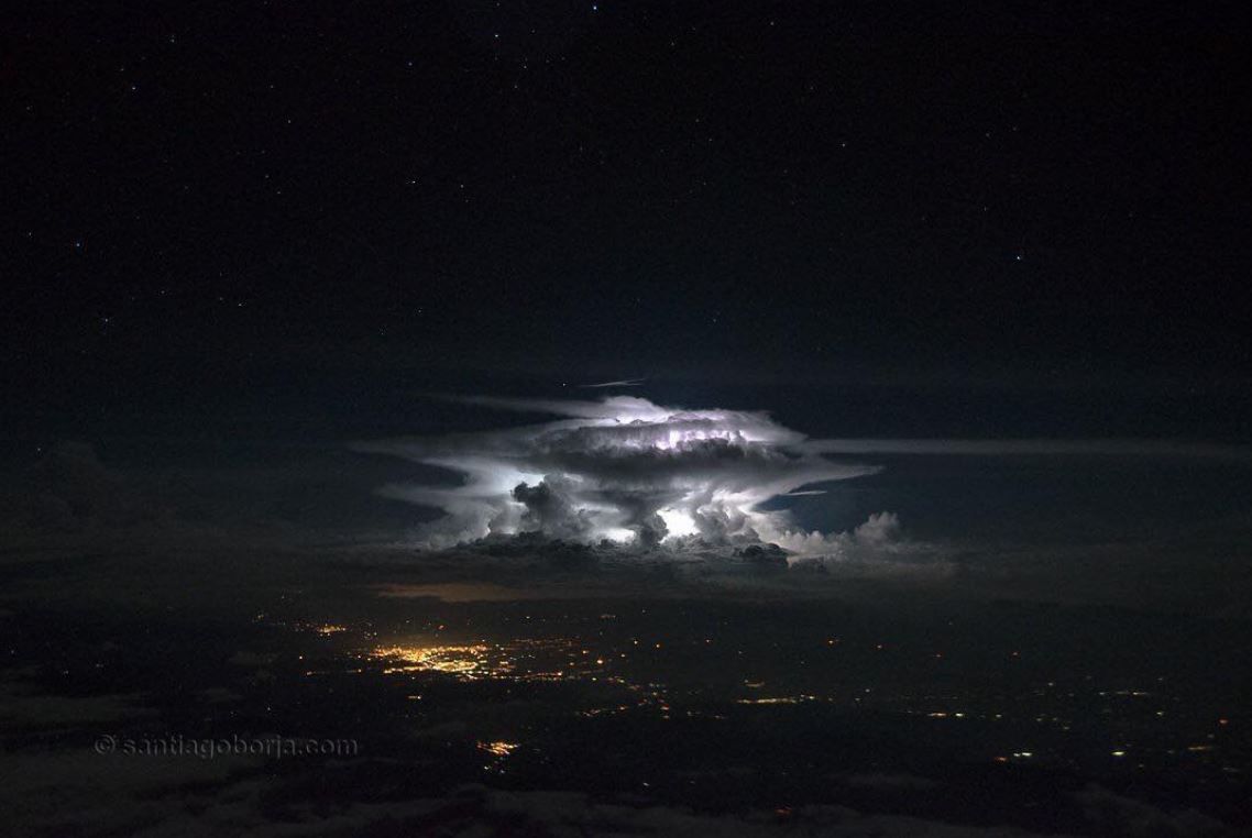 Co widzą piloci z kokpitu samolotu podczas burzy, fot. Santiago Borja/Instagram