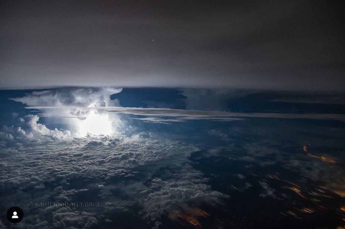 Co widzą piloci z kokpitu samolotu podczas burzy, fot. Santiago Borja/Instagram