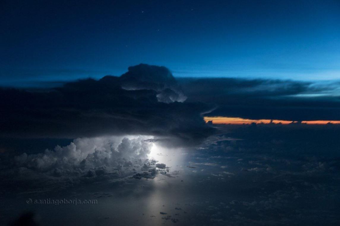 Co widzą piloci z kokpitu samolotu podczas burzy, fot. Santiago Borja/Instagram