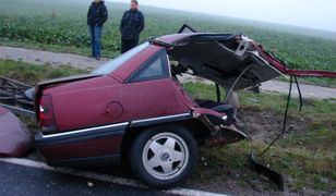 Opel Omega rozpadł się na dwie części, kierowca przeżył