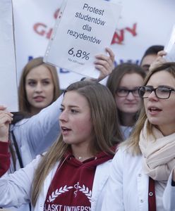 TVP atakuje młodych lekarzy, a jeszcze półtora roku temu pochylała się nad ich niskimi pensjami