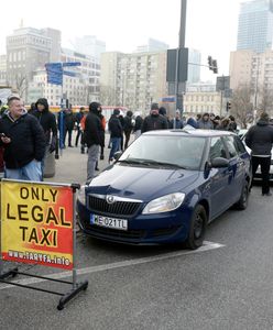 Protest taksówkarzy, utrudnienia w centrum Warszawy. Uber dogaduje się z Ministerstwem Cyfryzacji