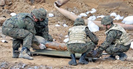Budowali gazociąg i wykopali bombę. Po zakończeniu prac zakopali ją z powrotem