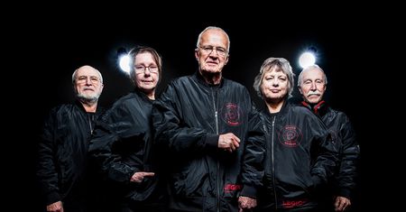 Drużyna seniorów gra w "Counter-Strike'a na turnieju. Średnia wieku - 71 lat