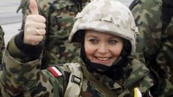 Chorąży Grażyna Mucha na wrocławskim lotnisku