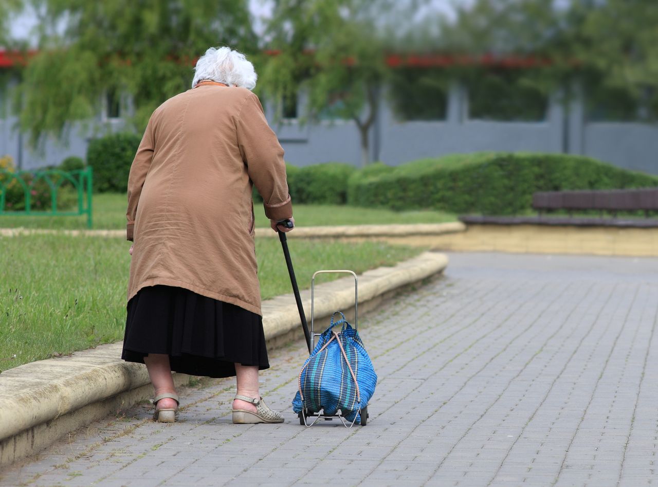 Dorosłe dzieci, które zajmują się rodzicami. Są ich pielęgniarkami, lekarzami i opiekunami