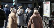 Seniorzy czekają w długich kolejkach do supermarketu. Źle zrozumieli słowa premiera
