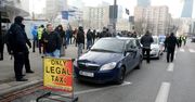 Protest taksówkarzy, utrudnienia w centrum Warszawy. Uber dogaduje się z Ministerstwem Cyfryzacji