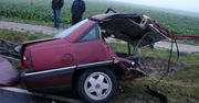 Opel Omega rozpadł się na dwie części, kierowca przeżył