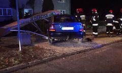 Poważny wypadek pod Słupskiem. Samochód wjechał w przystanek