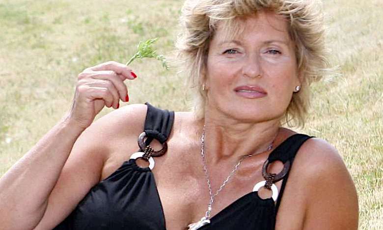 61-letnia Ewa Kasprzyk bez makijażu wygląda jak symbol seksu! Takiej urody mogą pozazdrościć jej 30-letnie gwiazdy!