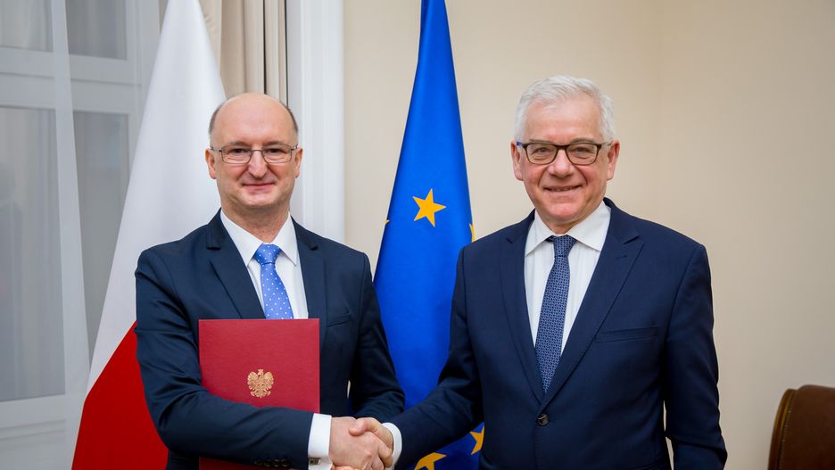 Prof. Piotr Wawrzyk (po lewej) odbiera do ministra Jacka Czaputowicza (po prawej) nominację na stanowisko podsekretarza stanu w MSZ.