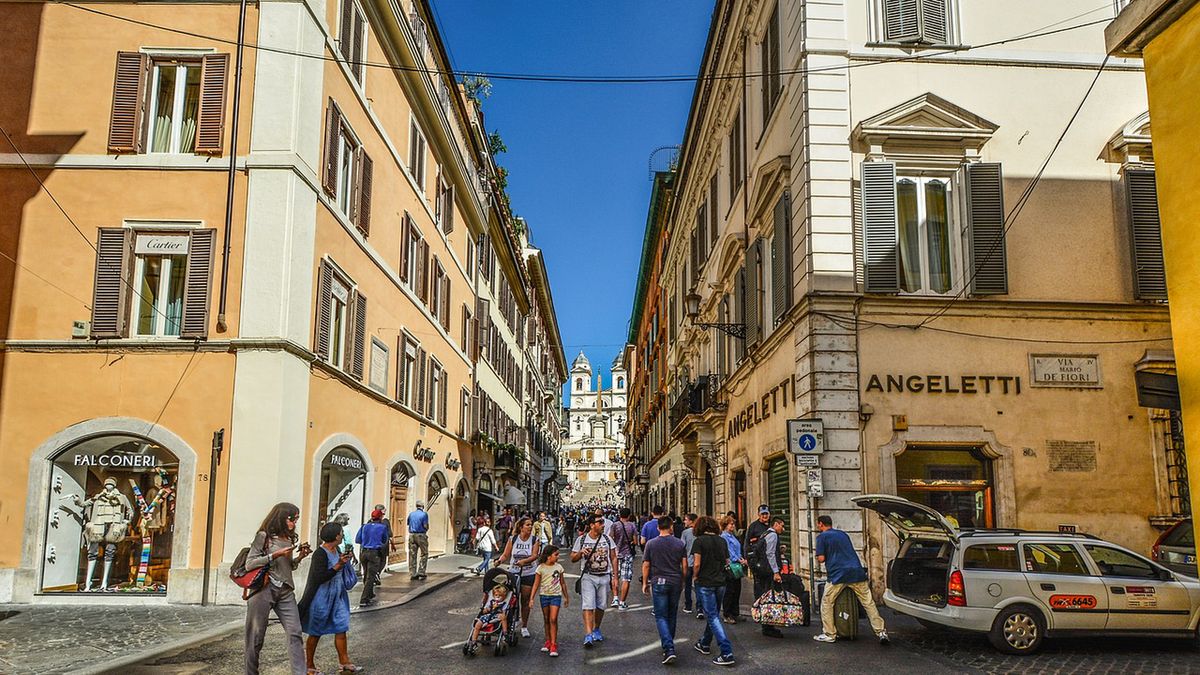 Handlarze w Rzymie oferują maseczki antysmogowe jako ochronne przed koronawirusem z Chin.
