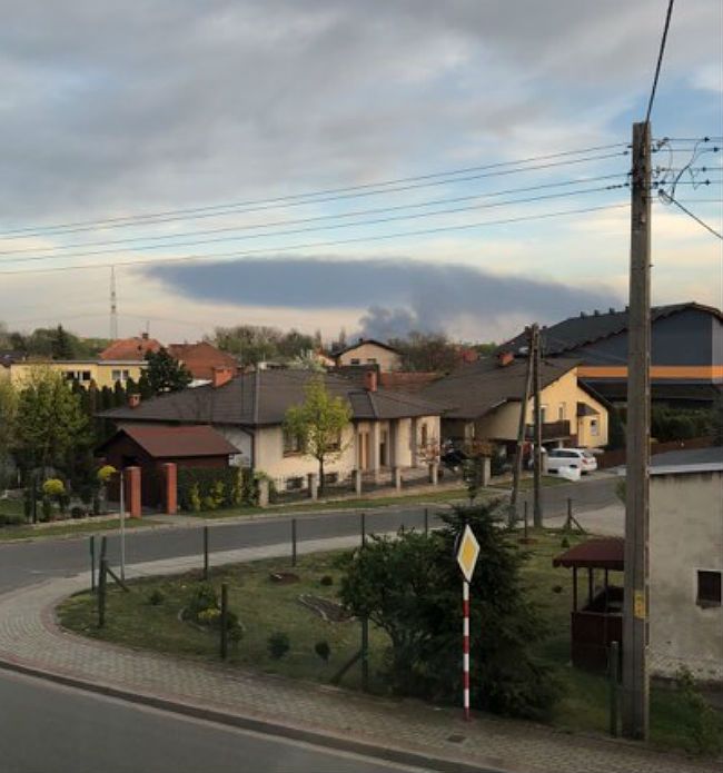 Kędzierzyn-Koźle. Dym z pożaru w Zakładach Azotowych widać z odległości kilkudziesięciu kilometrów