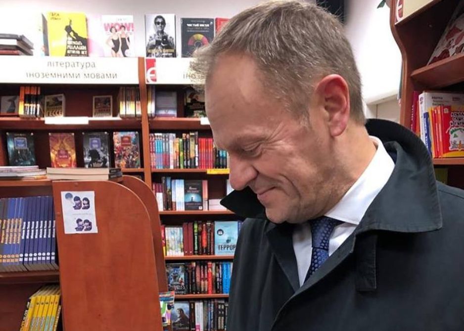 Donald Tusk wszedł do ukraińskiej księgarni. Pochwalił się znaleziskiem