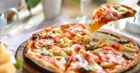 Pizza z makaronem? Smakuje pysznie.