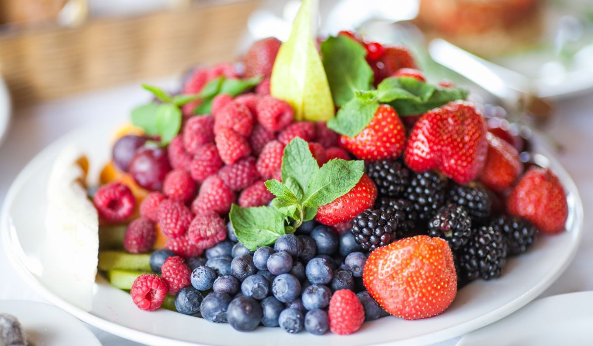 Owoce sezonowe i warzywa w diecie. Dlaczego warto je jeść?
