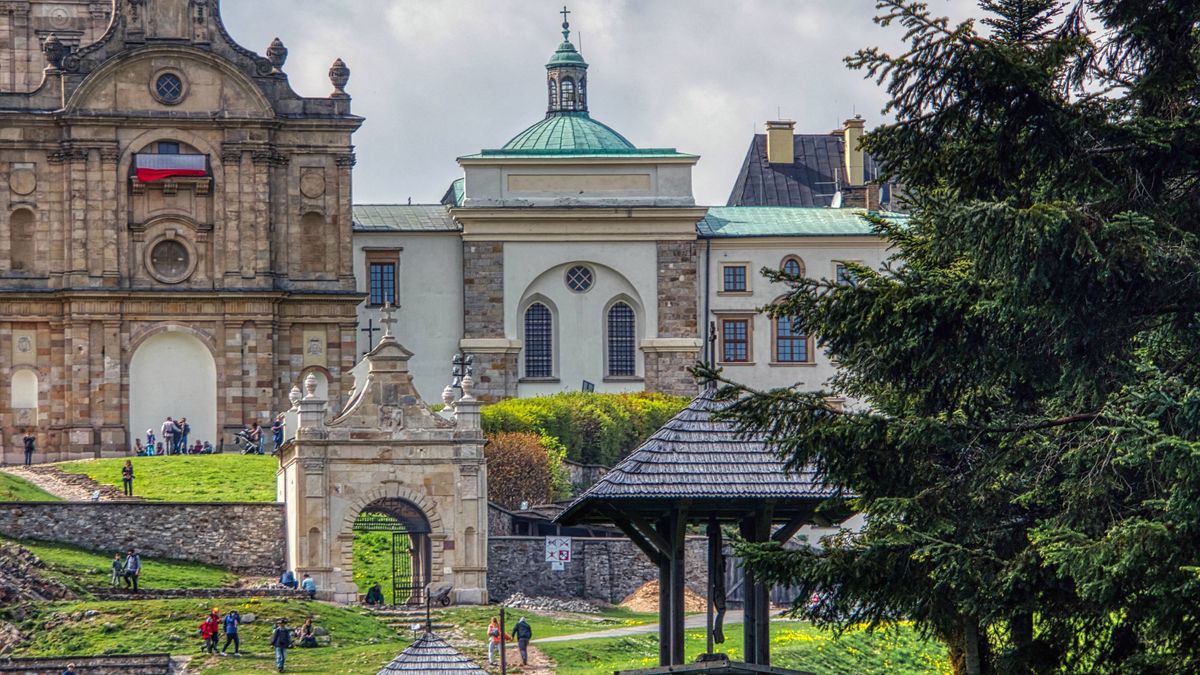 Dawny klasztor benedyktynów, obecnie misjonarzy oblatów, na Świętym Krzyżu.