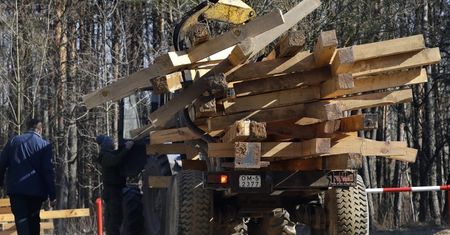 Modlił się pod kościołem. Obrońca krzyży w Kuropatach dostał wysoką grzywnę