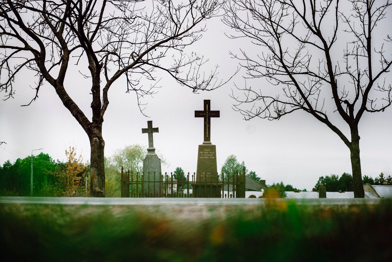 We wsi stoją dwa krzyże. Dwóch religii. I łączą. I dzielą