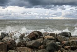 Niezwykłe zdjęcie zrobione podczas burzy. Piorun nad orłowskim molo