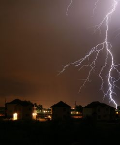 Zagrzmi i popada w prawie całej Polsce. IMGW wydał ostrzeżenia