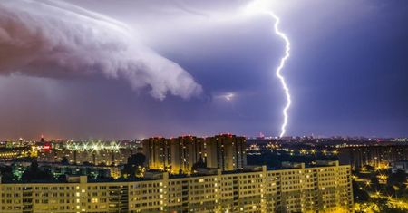 Efektowne i groźne! Jak chronić mieszkanie przed letnimi burzami?