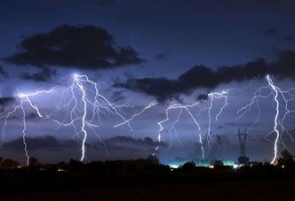 Gdzie jest burza? IMGW ostrzega przed burzami i gradem w ośmiu województwach. Czym jest "Alert RCB"?